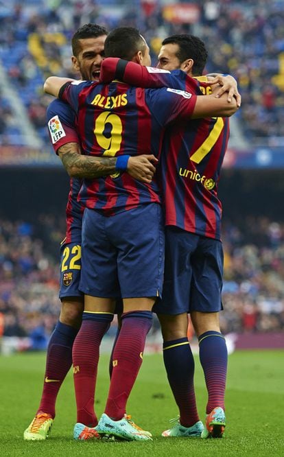 Alexis celebra con Alves y Pedro el primer tanto azulgrana.