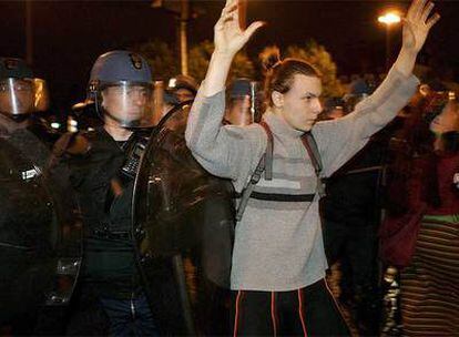 Un manifestante, detenido por la policía en la Plaza de la Bastilla de París (Francia).