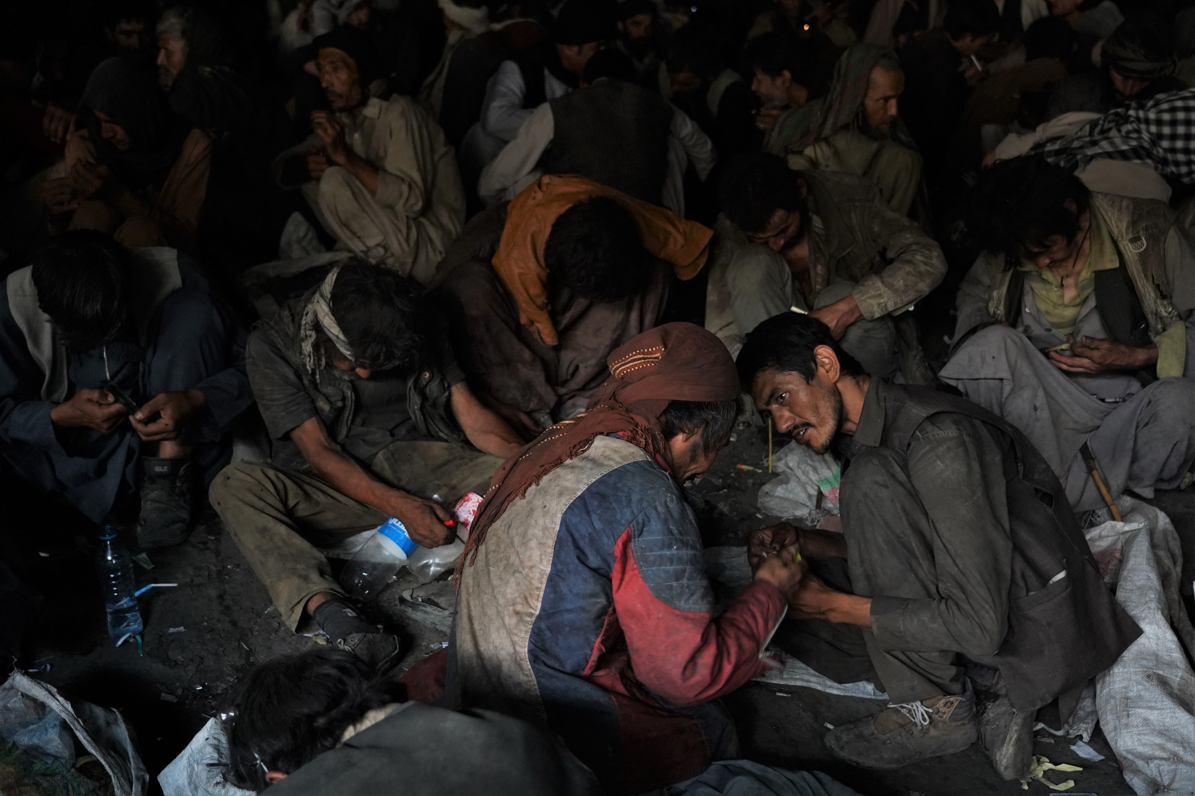 Sin apenas espacio para moverse, cientos de hombres consumen droga debajo del puente de Pul-e-Sukhta de Kabul.