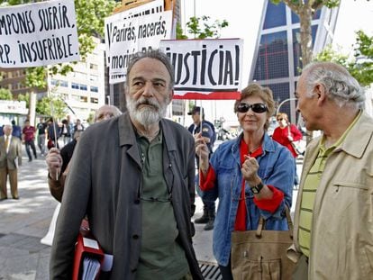 El doctor Luis Montes, cerca de los juzgados de Plaza de Castilla, en Madrid en 2009.