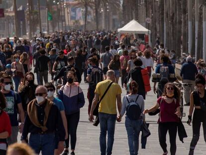El passeig Marítim de la Barceloneta, ple de gent.