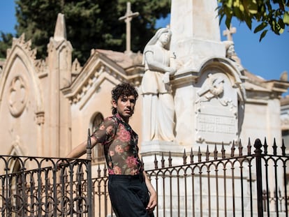 Ángelo Néstore, poeta, posa en el cementerio de San Miguel de Málaga.