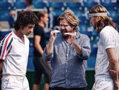 Janus Metz, entre Shia LaBeouf y Sverrir Gudnason, en un momento del rodaje.