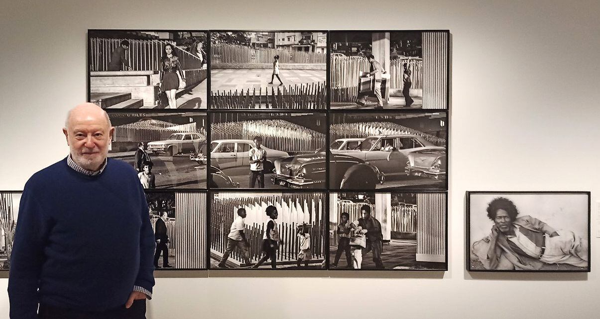 Paolo Gasparini junto a algunas de sus fotografías. A la derecha la que el llama 'El faquir de la torre Capriles'.