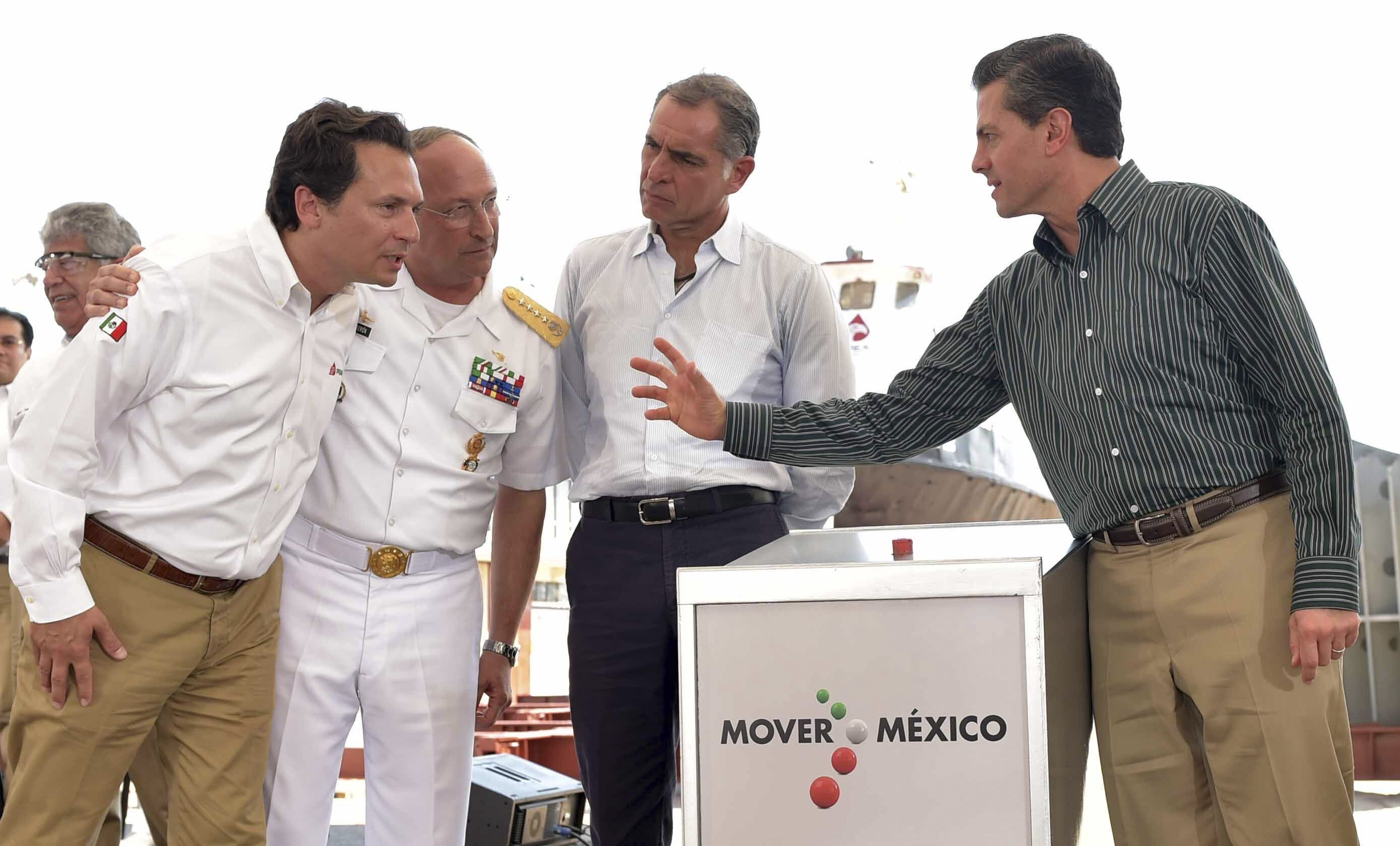 Emilio Lozoya (izquierda) y Enrique Peña Nieto (a la derecha), durante un acto público en 2015.