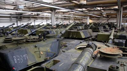 Tanques Leopard 1 originalmente propiedad del Ejército danés almacenados en el norte de Alemania, en una foto de archivo.