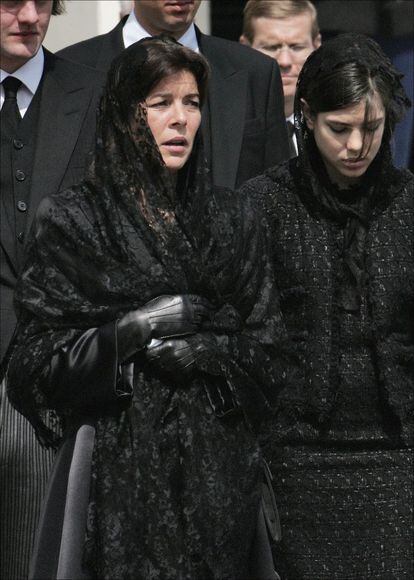 Carolina de Mónaco junto a su hija, en día de los funerales por la muerte de Raniero III, en mayo de 2005.