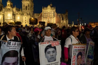 Padres y familiares de los 43 en la plancha del Zócalo, la noche del martes.