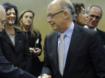El ministro de Hacienda saluda al conseller catal&aacute;n de Econom&iacute;a.