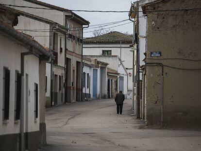 Un hombre camina por una calle de Alaraz, en Salamanca.