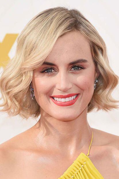 Taylor Schilling peinó su melena rubia con ondas ligeramente deshechas. Perfección.