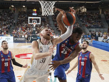 Musa entra a canasta ante Nnaji en uno de los duelos entre el Madrid y el Barça de esta temporada.