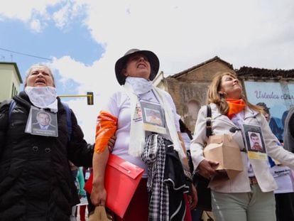 Mujeres buscadoras de desaparecidos marchan en Pasto, Colombia.
