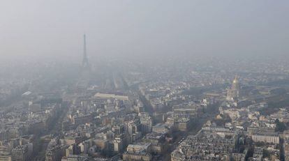 Par&iacute;s en un d&iacute;a de alta contaminaci&oacute;n (archivo)