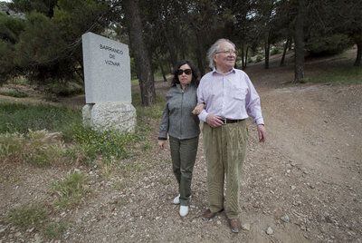 Claude Couffon y su esposa visitan el barranco de Víznar (Granada), donde podrían estar los restos de Federico García Lorca.