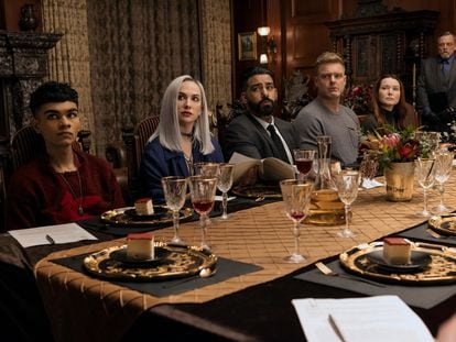Desde la izquierda, Sauriyan Sapkota, Kate Siegel, Rahul Kohli, Matt Biedel, Samantha Sloyan y Mark Hamill, en el primer episodio de 'La caída de la Casa Usher'.