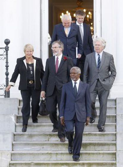 Los participantes en la conferencia de San Sebastián, en octubre de 2011, con Kofi Annan a la cabeza.