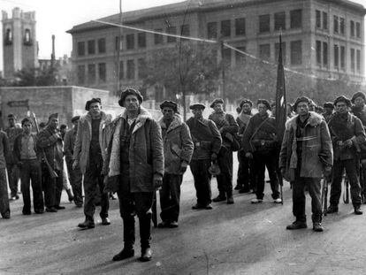 Llegada a Madrid de los primeros brigadistas internacionales el 8 de noviembre de 1936 al mando de Hans Khale, primero por la izquierda con boina y pelliza.