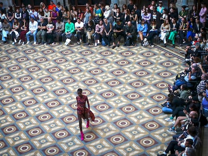 Una modelo desfila con un diseño de la diseñadora Christie Brown, de Ghana, en la Portugal Fashion de Oporto (Portugal), el 14 de octubre de 2022.