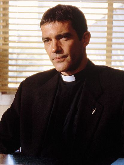 Padre Matt Gutierrez (Antonio Banderas) en The Body

¿Queda claro que no existía otro título posible más que El cuerpo para una película en la que Antonio Banderas hiciese de cura, verdad?