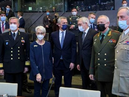 Stoltenberg (con mascarilla azul marino) y Wendy Sherman, junto a otros representantes de EE UU y Rusia, este miércoles en Bruselas.