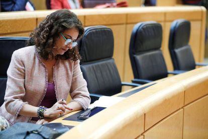 La ministra de Hacienda, María Jesús Montero, durante el debate en el Senado.