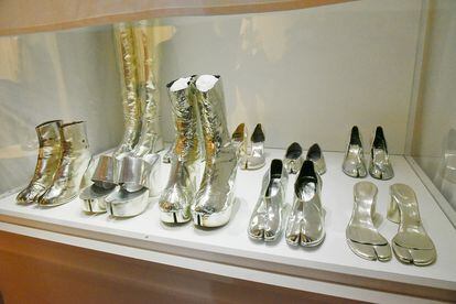 Los zapatos con su puntera dividida (y polarizante) están presentes en las vitrinas de muchos museos.