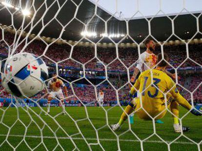 La Roja, erràtica, cau davant d una bona Croàcia i es jugarà els vuitens amb Itàlia