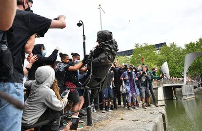 El esclavista Edward Colston, a punto de caer al río en Bristol mientras la airada multitud inmortaliza el momento. Luego, la estatua sería recuperada por las autoridades.