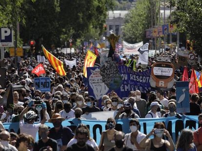 Miles de manifestantes se dan cita este domingo en Barcelona, para protestar contra la ampliación del aeropuerto de El Prat.