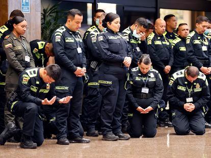 Policías participan en una ceremonia religiosa en honor a sus compañeros que murieron durante una emboscada en el departamento del Huila.