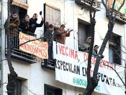 Protesta contra el desahucio de una inquilina en Madrid, el pasado febrero. 