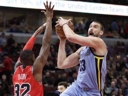 Marc Gasol, ante Dunn en el Chicago-Memphis.