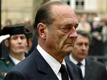 El presidente francés, Jacques Chirac, guarda tres minutos de silencio ayer ante la Embajada de España en París.