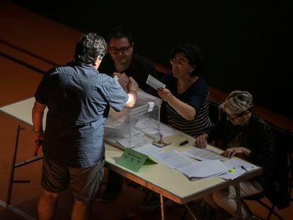 Votaciones en un colegio electoral de Barcelona durante las pasadas elecciones municipales.