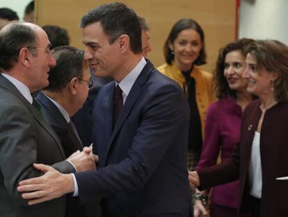 El presidente de Iberdrola, Ignacio Sánchez Galán, saluda al presidente del Gobierno, Pedro Sánchez. A su lado, la ministra para la Transición Ecológca, Teresa Ribera; la de Hacienda, María Jsús Montero y la de Industria, Reyes Maroto.