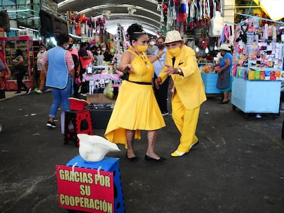 Una pareja de adultos mayores bailan una pieza de danzón en uno de los pasillos del Mercado Jamaica.