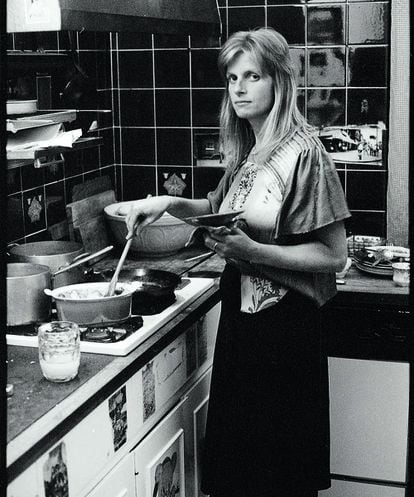 Linda McCartney cocinando uno de sus platos vegetarianos. 