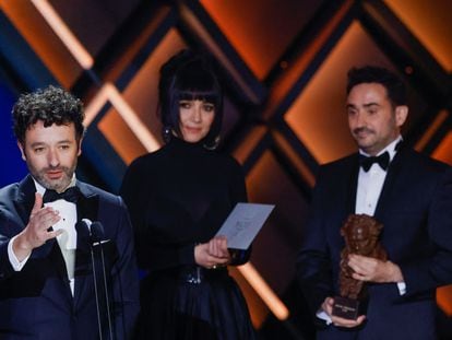 Rodrigo Sorogoyen recoge el premio a mejor director, este sábado en Sevilla.