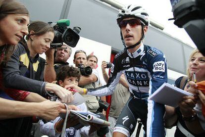 Andy Schleck firma ayer autógrafos.