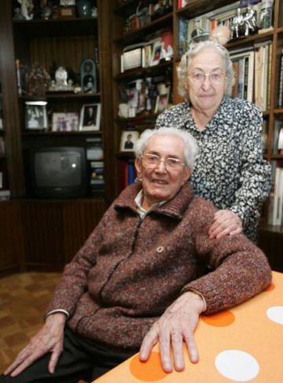 (13/11/2006). Marcelino Camacho y Josefina Samper, en su casa en Madrid, en 2006.