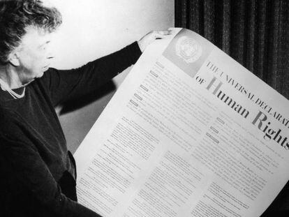 Eleanor Roosevelt sostiene la Declaración Universal de los Derechos Humanos de las Naciones Unidas.  