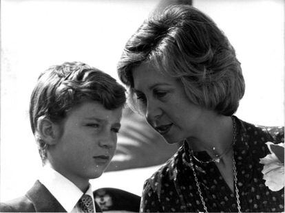 3 de junio de 1978. La reina Sofía habla con el príncipe Felipe, en la base de Torrejón de Ardoz (Madrid), durante los actos conmemorativos de las 10.000 horas de vuelo del 404 Escuadrón de las Fuerzas Armadas, creado para combatir los incendios forestales.