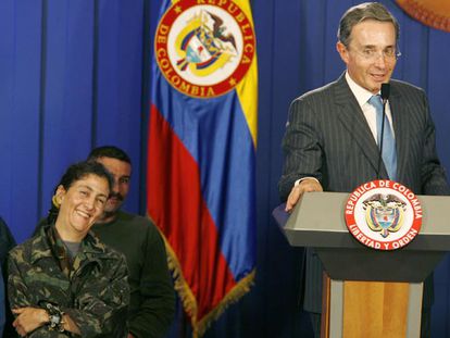 Uribe, durante una rueda de prensa tras el rescate de Ingrid Betancourt (izquierda) y otros 14 rehenes.