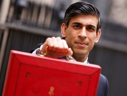 El ministro de Economía del Reino Unido, Rishi Sunak, presenta este miércoles en Downing Street el "maletín rojo" de los presupuestos.