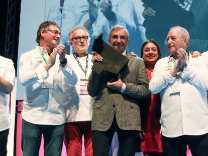 Los miembros del comité técnico del congreso San Sebastián Gastronomika homenajean al chef francés Michel Bras.