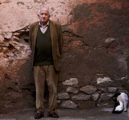 El escritor Juan Goytisolo en su casa de Marrakech.