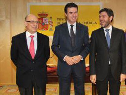 El ministro de Hacienda, Cristobal Montoro, y el de Energ&iacute;a, Jos&eacute; Manuel Soria, junto al secretario de Estado de Energ&iacute;a, Alberto Nadal.