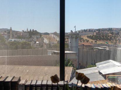 Vistas del muro erigido por Israel desde una habitación de hotel en Belén.