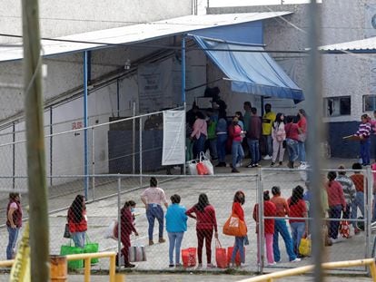 Familiares de reos hacen fila para ingresar al Centro Penitenciario de Puebla, el 20 de enero.